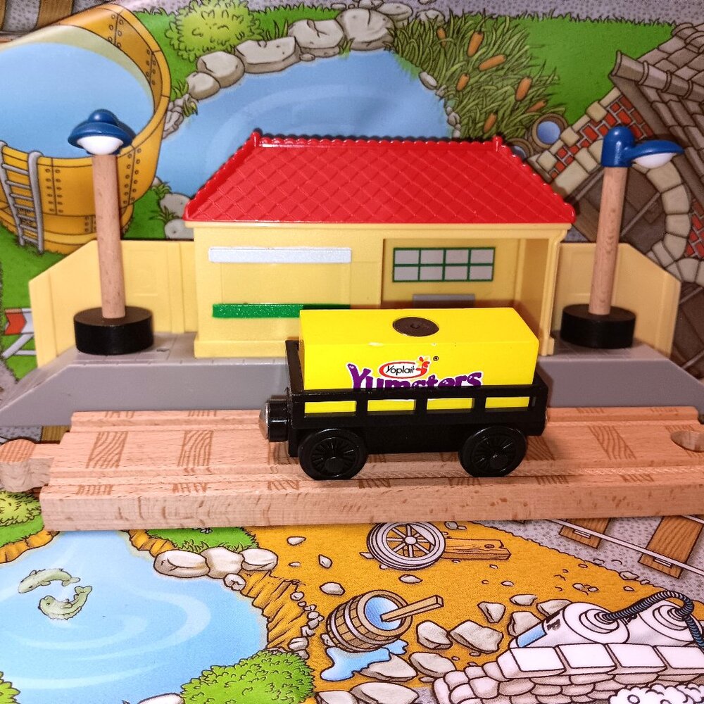 Thomas Wooden Railway Train Engine Track Yumsters Cargo Car